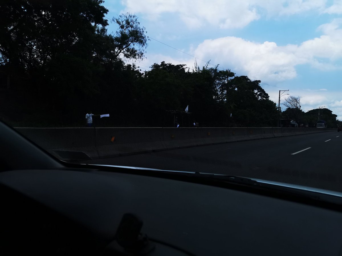 FranciscoMsrti1's tweet photo. Aviso urgente sobre la carretera internacional q pasa x Santa Ana antes de llegar al desvío para Sonsonate hay varias comunidades q necesitan ayuda por favor les suplico si alguien les puede ayudar hoy pase x hay y hay niños y ancianos que no tienen que comer @nayibbukele https://t.co/jKr9ltmm9z