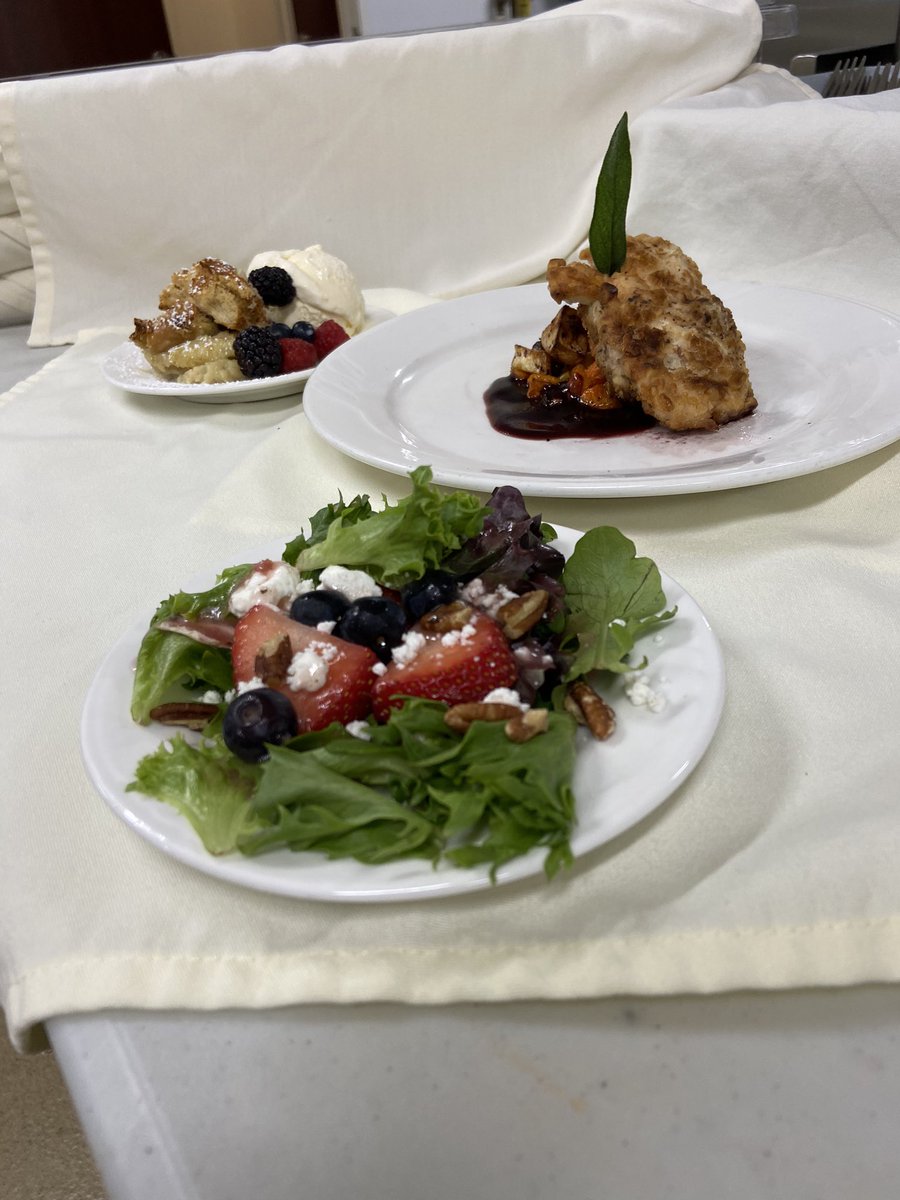 mizell_cameron's tweet photo. Robin Hood made his rounds today @Hearthstone_HC ! Pan Seared Chicken, Roasted Root Vegetables, Field Green Salad and Bread Pudding Al a mode! #feast #TrilogyThemeWeek #RobinHood @nolafoodguy https://t.co/lKCFywJ4YS