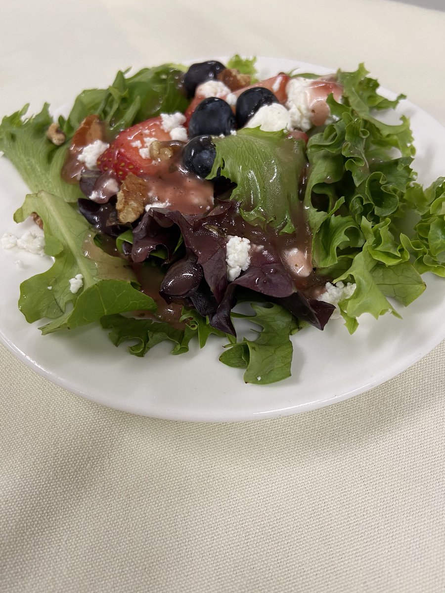 mizell_cameron's tweet photo. Robin Hood made his rounds today @Hearthstone_HC ! Pan Seared Chicken, Roasted Root Vegetables, Field Green Salad and Bread Pudding Al a mode! #feast #TrilogyThemeWeek #RobinHood @nolafoodguy https://t.co/lKCFywJ4YS