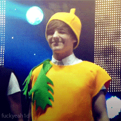 Harrysmic1's tweet photo. "I like girls who eat carrots!" - Louis T.🥕💚#1Dthrowback https://t.co/CG6fRCcyDQ