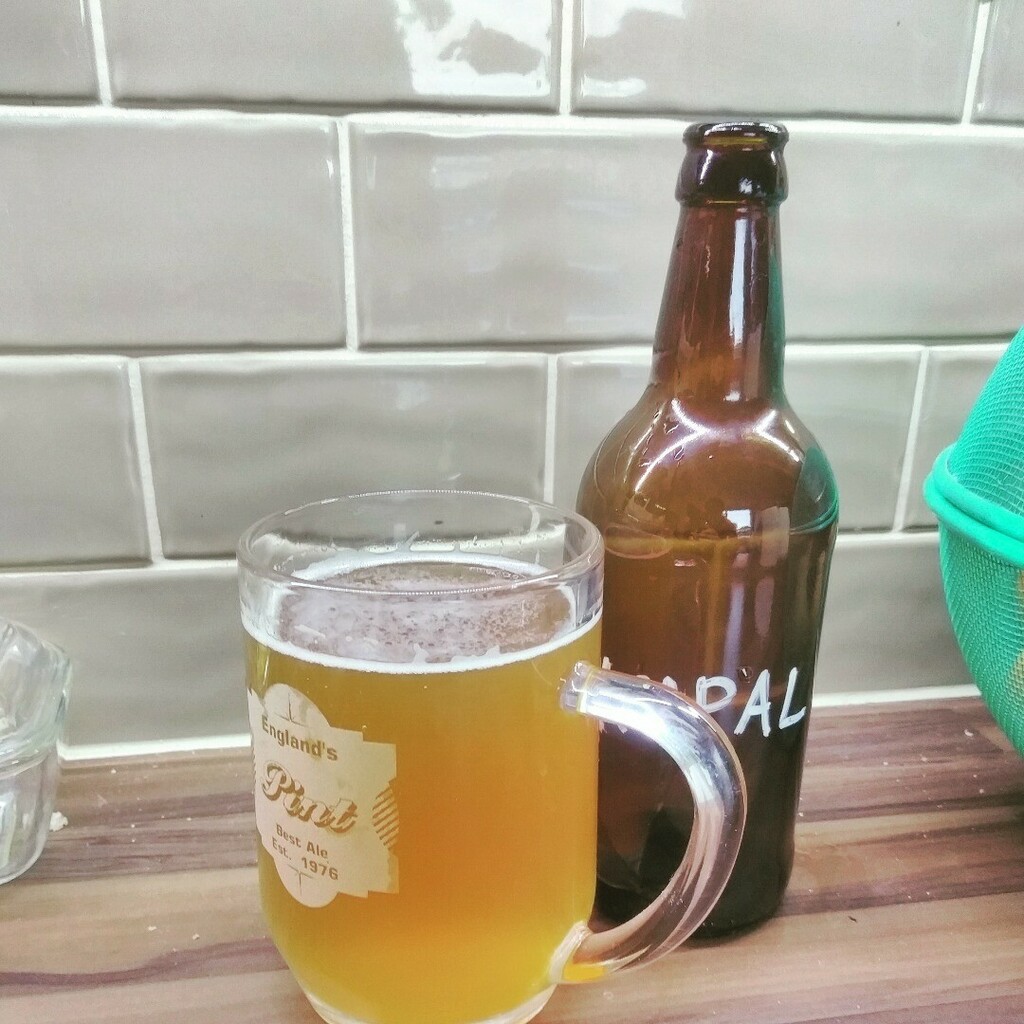 StephenEngland's tweet photo. Boom! 5 days grain to glass APA (brewed Saturday afternoon). Very juicy, lovely on a warm evening. The wonders of #kviek
#homebrew #beer #craftbeer https://t.co/cTqsDmSntk