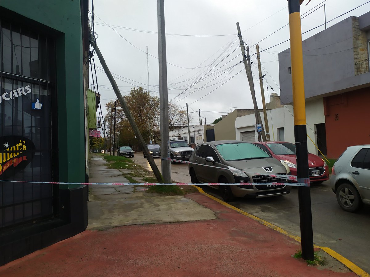 NeuroSpeed_ar's tweet photo. desde las 3 AM sin electricidad por culpa de este poste caído!!! mitre y Echeverría en Quilmes!!! hagan algo https://t.co/4RtQBIsMtE