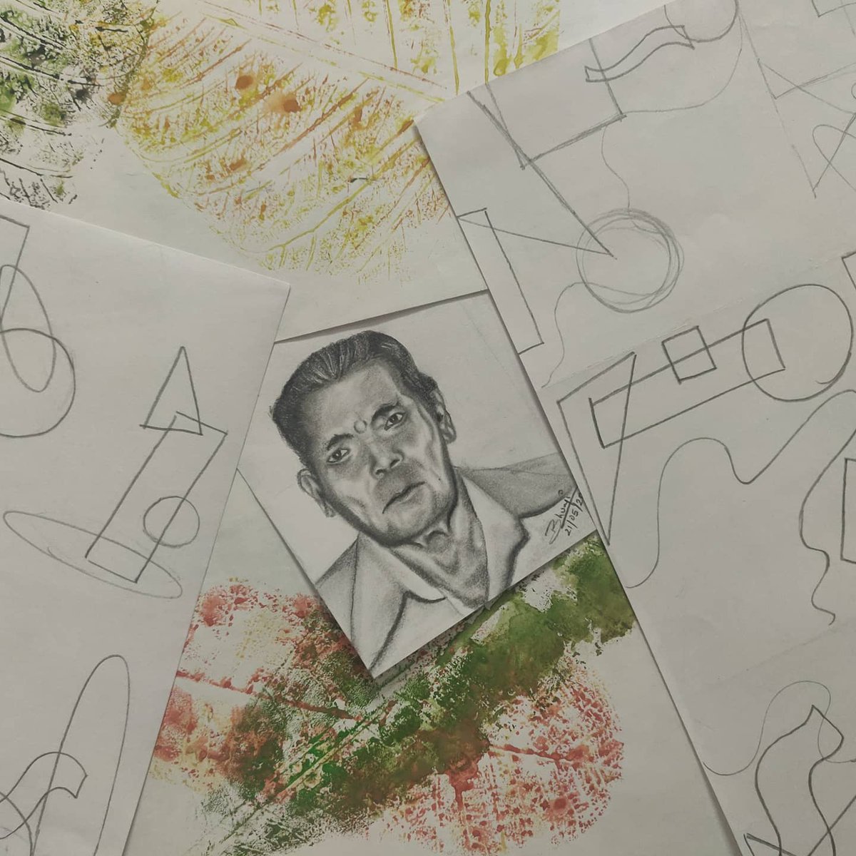 BhumiKhandelwa5's tweet photo. Sketch in frames...
.
.
.
.
.
.
.
.
.
Trials of making a good frame✌️
#practicemakesperfect #practice #sketchbook #artworks #frame #artist #picoftheday #love #feelings #respect #randomframes #ideas #sessions #sketch #loveyou #rip #dadaji #bhumikhandelwal https://t.co/1bQMlYwBx4