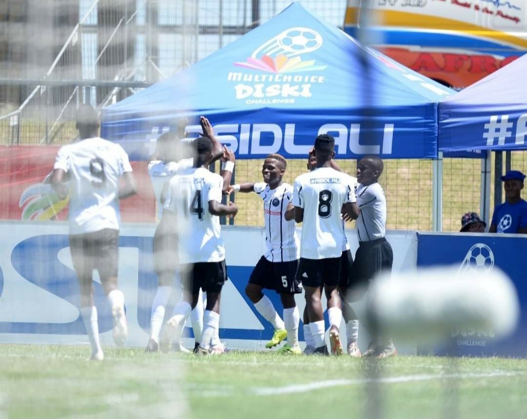 iamLizK's tweet photo. ⚽️⚽️⚽️⚽️♂️♂️
#MultiChoiceDiskiChallenge
#Asidlali https://t.co/5urm7AI9V5