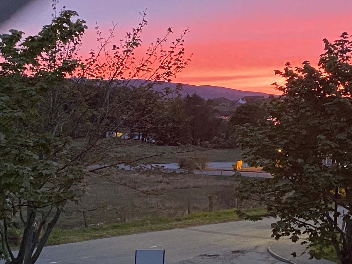 MillburnSkye's tweet photo. When you look up from your game of scrabble to see an amazing sunset #millburnskye #Skye #bnb #bedandbreakfast #Dunvegan #staysafe #sunset https://t.co/JySAvIrGG2
