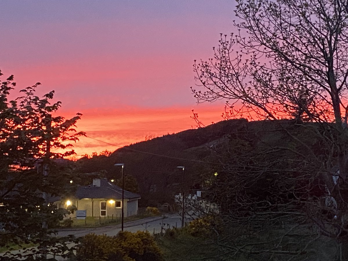 MillburnSkye's tweet photo. When you look up from your game of scrabble to see an amazing sunset #millburnskye #Skye #bnb #bedandbreakfast #Dunvegan #staysafe #sunset https://t.co/JySAvIrGG2