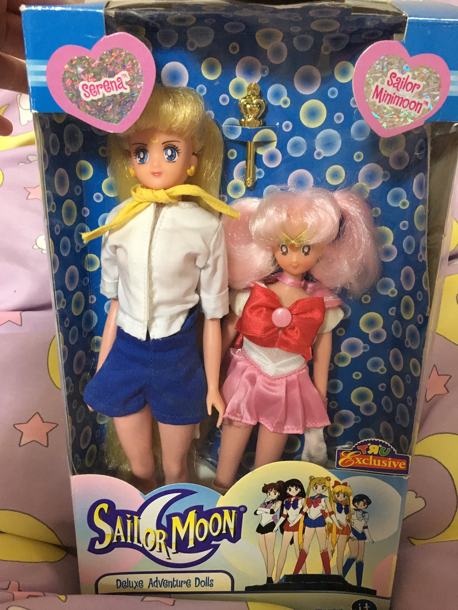 こあ これは海外のトイザらス限定セーラームーンドール パッケージ超可愛い うさぎちゃんの衣装はアニメ には出てこない服だと思います 人形のためのオリジナル服 名前もセレナ セーラーミニムーンと書いてある