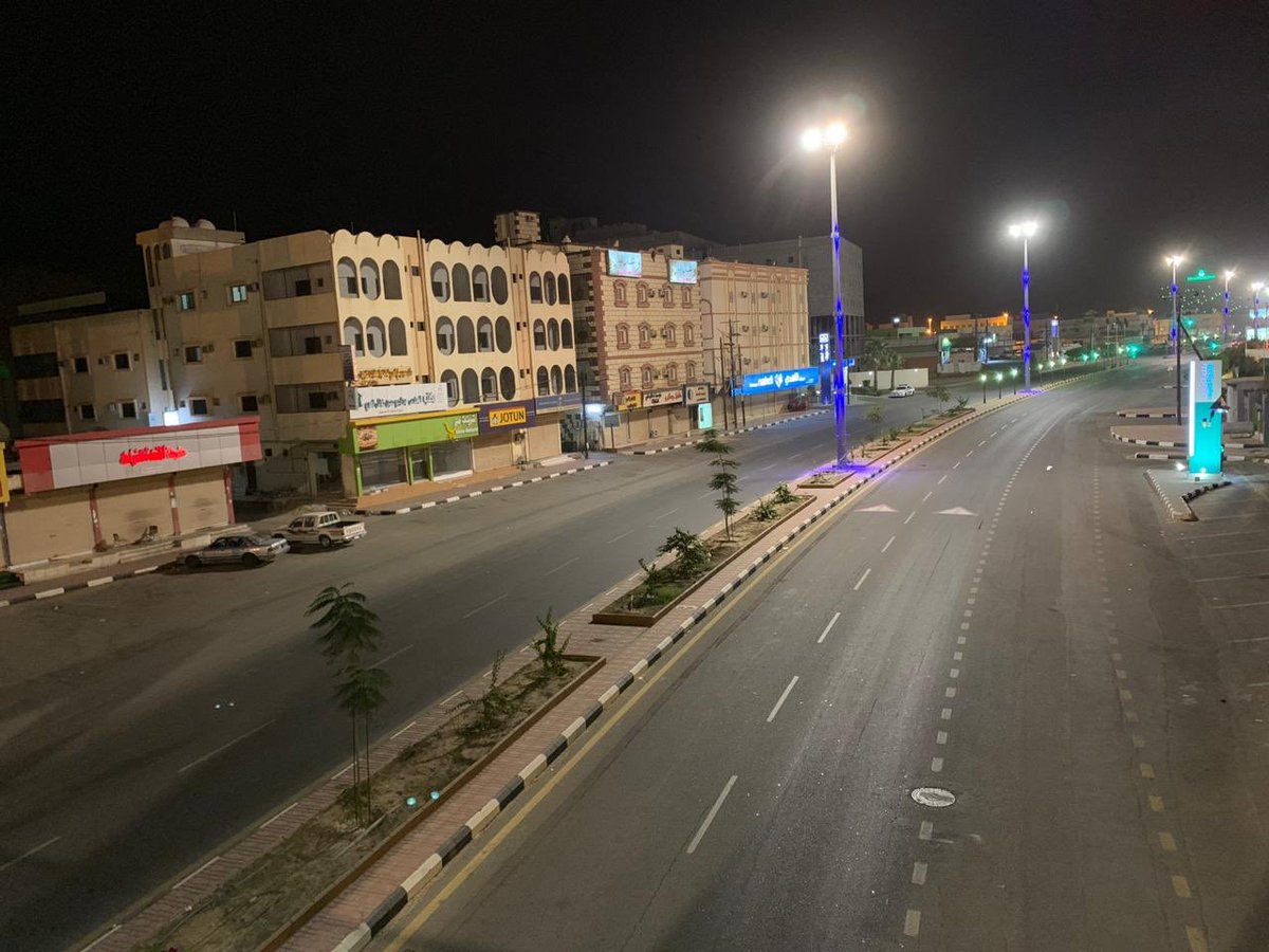 ليه الشـوارع فاضيـــه مابهــا روح
وليه المبانــي كنّهـــا في عُتامه ..

لا طفـــل يتمرجح على باب مفتوح
ولا شايبٍ في السوق نسمع سلامه ..

شـــدّة وبـاء وتزول عن كل مجروح
وترجع لنا ( المخواه ) عزّ وفخامه ..

تبقين في صدري وطن وين ماروح
وتبقيـــن بعيوني ( عروسة تهامه )..

فهد ال عمر