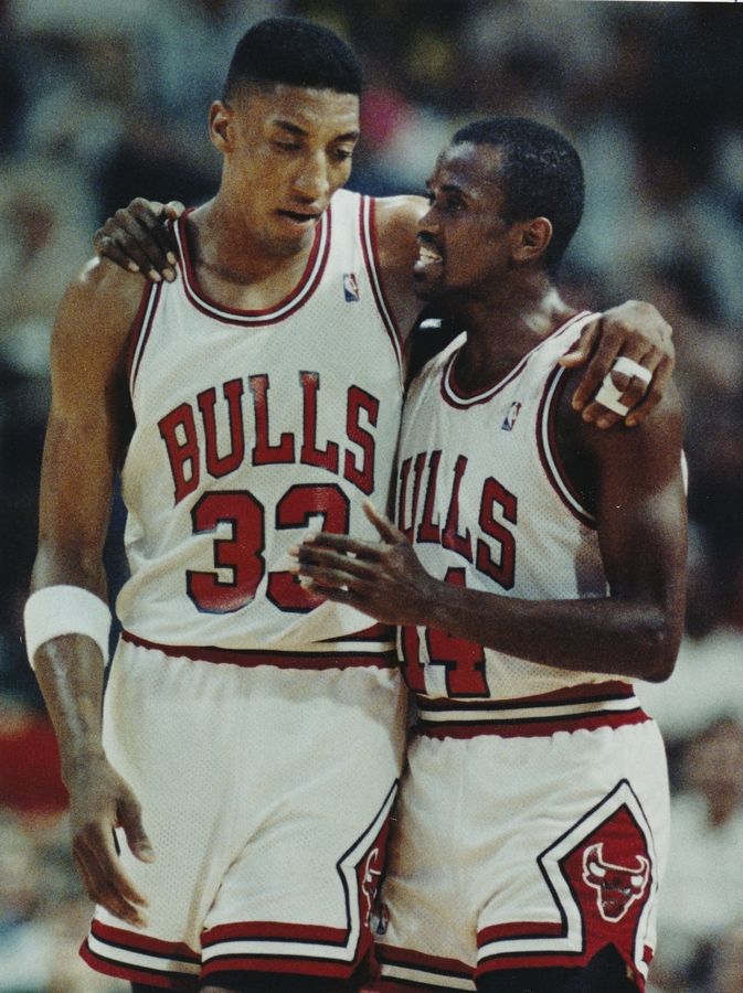 De Jordan, Hodges dijo: “Michael no se pronunciaba porque no sabía qué decir, no porque fuese una mala persona". De Pippen, al que intentó hacer leer sobre historia negra, recibió un: "¿Para qué necesito leer? Cobro seis cifras". Muy distintos.