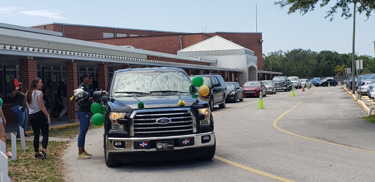 CHS_Legacy's tweet photo. @ChamberlainHigh seniors picked up their cap &amp; gown, athletic letters and awards, honors and, courtesy of @CHS_Legacy, alumni t-shirts and senior yard signs! We are so proud of our new alumni! #ThisIsChamberlain https://t.co/UzrLYbjopy
