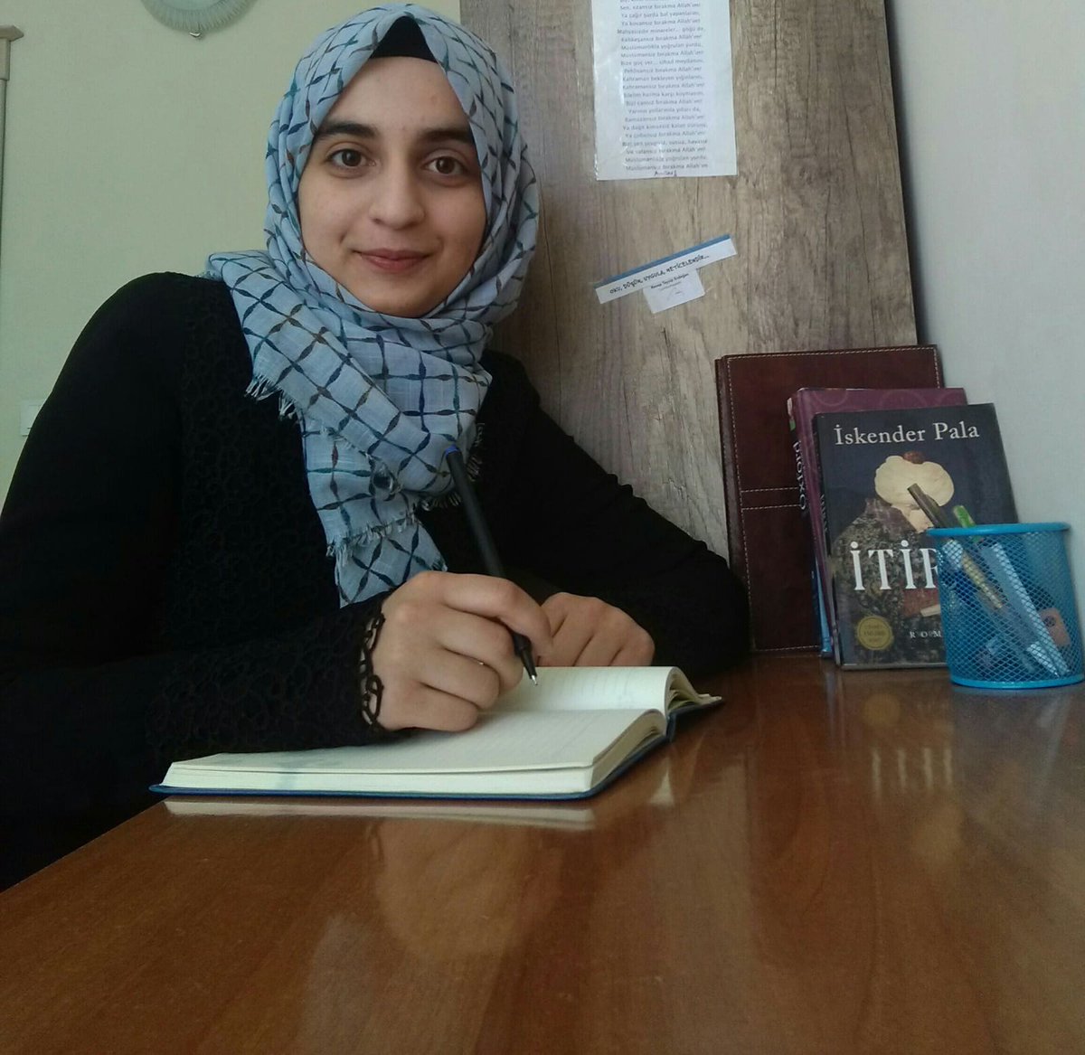 Tatvanmem's tweet photo. Antalya Neriman Erol Yılmaz Sosyal Bilimler lisesi tarafından Türkiye geneli yapılan şiir yazma yarışmasında Tatvan Fen Lisesi öğrencisi Merve OKUTAN Türkiye birincisi olmuştur. Emeği geçen Okul İdarecisi, Öğretmenleri ve
Öğrencimizi tebrik ediyor başarıların devamını diliyoruz. https://t.co/WbNfojGuOO