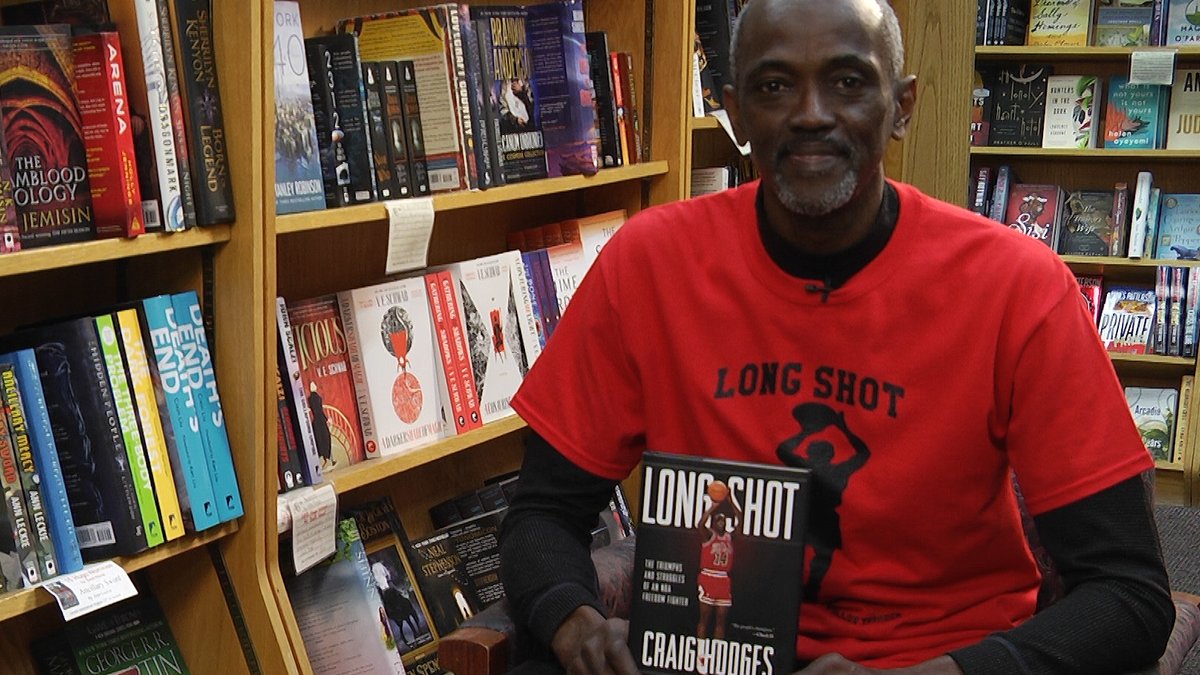 En 2017 publicó su libro “Long Shot”. “Teníamos a un jugador cuya popularidad era mayor que la del Papa. Si los Bulls hubieran hablado en nombre del colectivo, el mundo hubiera escuchado. Hoy, Hodges entrena al equipo de la Rich East High School.