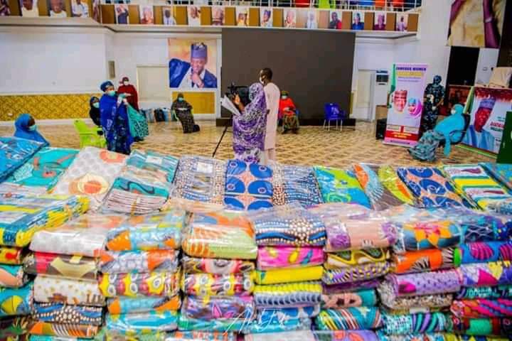 ZAMFARA STATE FIRST LADY ONCE AGAIN DISTRIBUTES THOUSANDS OF MORE  PALLIATIVES FOR EID AND PPEs FOR COVID 19 TO WOMEN  ACROSS THE STATE.