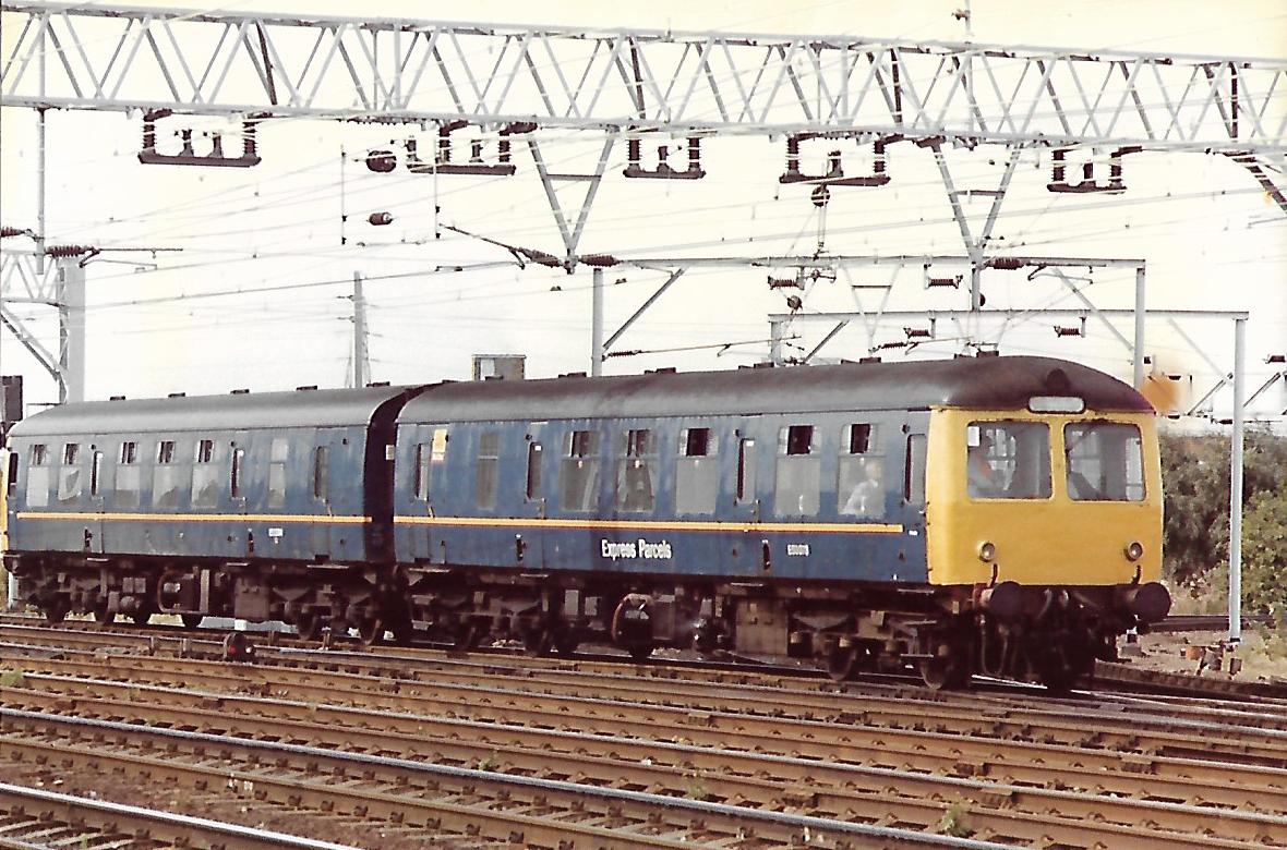 SalopianLyne's tweet image. British Rail Class 105 Cravens 2-car DMU set 53373 + 53364 in use as a Parcels unit. BR Blue livery with Red/Yellow stripe &amp;amp; Red Star/Express Parcels branding. Still retains a few seats! Stratford 14/6/88 #BritishRail #DMU #Class105 #trainspotting #Stratford #Parcels #BRBlue 🤓