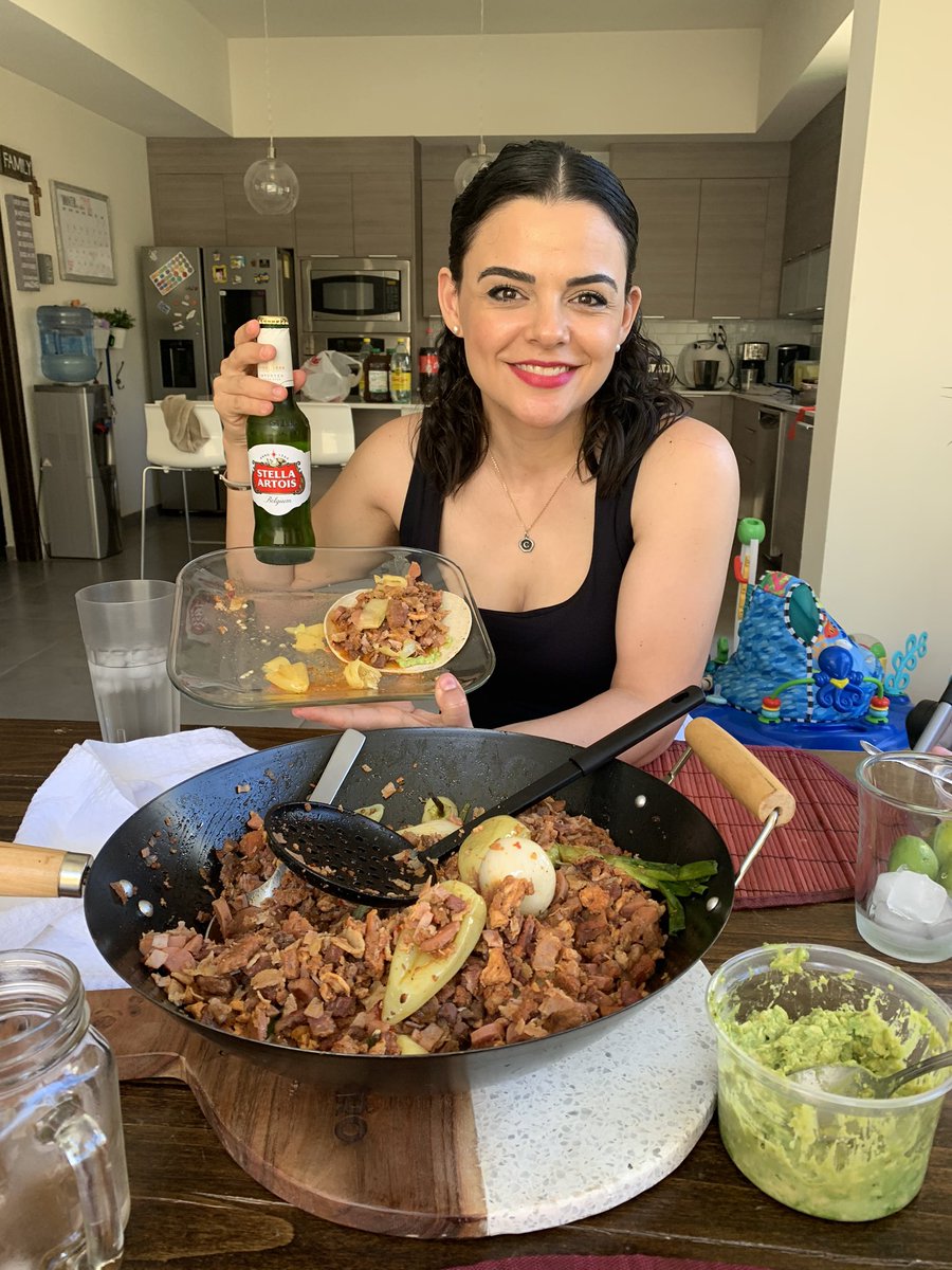 lacaritoburgos's tweet photo. Hoy!!’ Se vale guardar el veganismo en el closet y comer una deliciosa discada! Que es lo mejor que me pueden regalar TACOS!!!! por que cumplo 34 años señores y señoras y soy intensamente feliz #mybday #mis34 gracias @JudasAbraham https://t.co/YKV4n7rGlo