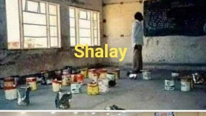 AhmedNMuse's tweet photo. As I recall, I sat in a class like this in my #Grade2. Few yrs later, the situation was different. The country has ben rebuilt & my #hightschool was in #Sheikh, a different picture- in a country free of oppression, nepotism & hatred. #Somaliland. #EffectsOfWar @elmiahmedd https://t.co/iRzBLBjQQW