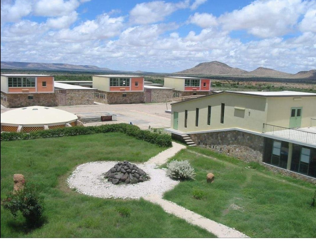 AhmedNMuse's tweet photo. As I recall, I sat in a class like this in my #Grade2. Few yrs later, the situation was different. The country has ben rebuilt & my #hightschool was in #Sheikh, a different picture- in a country free of oppression, nepotism & hatred. #Somaliland. #EffectsOfWar @elmiahmedd https://t.co/iRzBLBjQQW