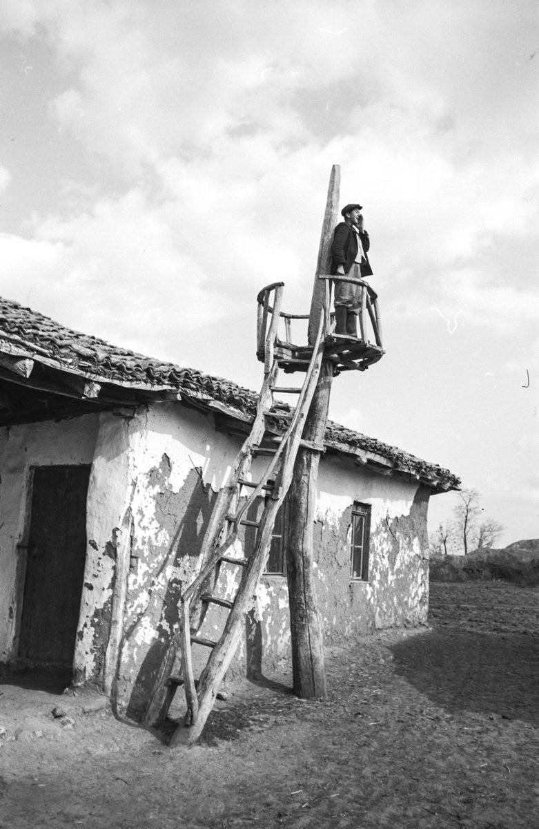 Arkadaş yurduma alçakları uğratma sakın,
Siper et gövdeni dursun bu hayasızca akın. 
...
Ruhumun senden İlahi şudur ancak emeli;
Değmesin ma'bedimin göğsüne na-mahrem eli;
Bu ezanlar ki şehadetleri dinin temeli,
Ebedi, yurdumun üstünde benim inlemeli
#EzanKırmızıCizgimizdir