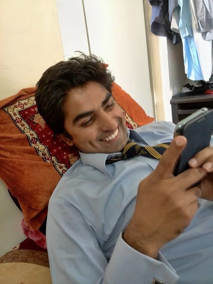 RafiqueKhokhar's tweet photo. For CSS aspirants:
This is 2014 when my buddy from Larkana Touheed Memon came to know that he has topped #CSS exam in Sindh &amp; got allocated to PSP. These are his moments of uncontrollable excitement when he saw the result.This is how success feels. See the taste &amp; joy of success! https://t.co/Wu6v39GSnH
