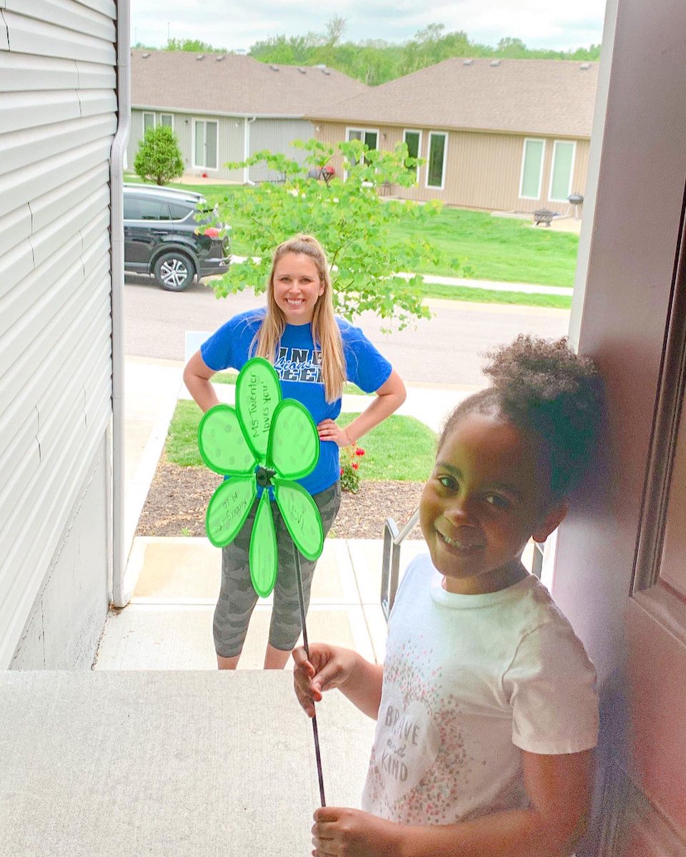 MissTwenter's tweet photo. It’s not goodbye it’s see ya later! I loved getting to surprise my sweet Kindergarteners. Even if it was 6 feet away the looks on their faces was priceless 💞 #ParkHillProud https://t.co/i21tUT7PjV