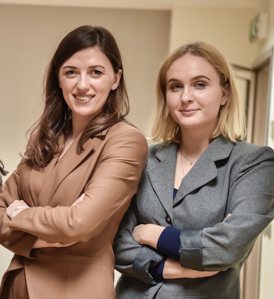 AbaziBerita's tweet photo. Po veçoj dy nisma të Ministres Haxhiu:
#Vettingu në drejtësi dhe #Drafti për konfiskimin e pasurisë së pajustifikueshme.
Natyrisht që zhvatësit, mashtruesit dhe shkelësit e ligjit do sulmojnë, por sulmet e tyre vetëm forcojnë bindjen tonë dhe na rrisin motivin për punë!
#VV ❤️ https://t.co/R2MM6bcog0