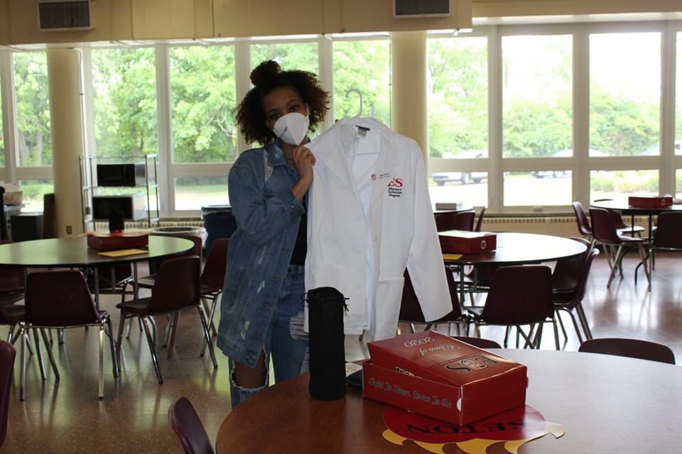 ElizabethSeton's tweet photo. Wrapping up Cap &amp; Wrap days. Thank you to our successful, talented and creative Seniors for their good spirit and grace during this time. We are so proud of you! #GraceOnFire #Classof2020 #GoRoadrunners https://t.co/2Qf5Pehz9y