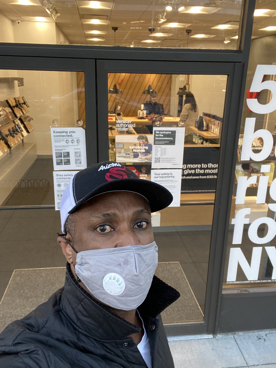 DrJohnsonNYC's tweet photo. 2 hours waiting in the cold outside a Verizon, waiting to have my phone fixed. @Verizon #nightmare https://t.co/0mSgHTDNgL