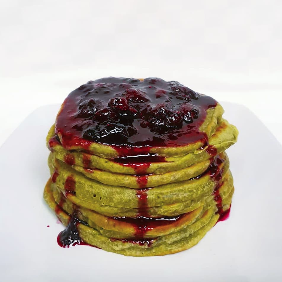 Homemade Vegan Matcha Pancakes with Blueberry syrup! 😋🥞
.
.
#matcha #pancakes #coconutsugar #veganrecipies #vegantreats #gluten #glutenfree #delicious #breakfastideas #dessert #pudding #organic  #london #SupportSmallBusinesses #guiltypleasure #treat #yummy #Superfoods
