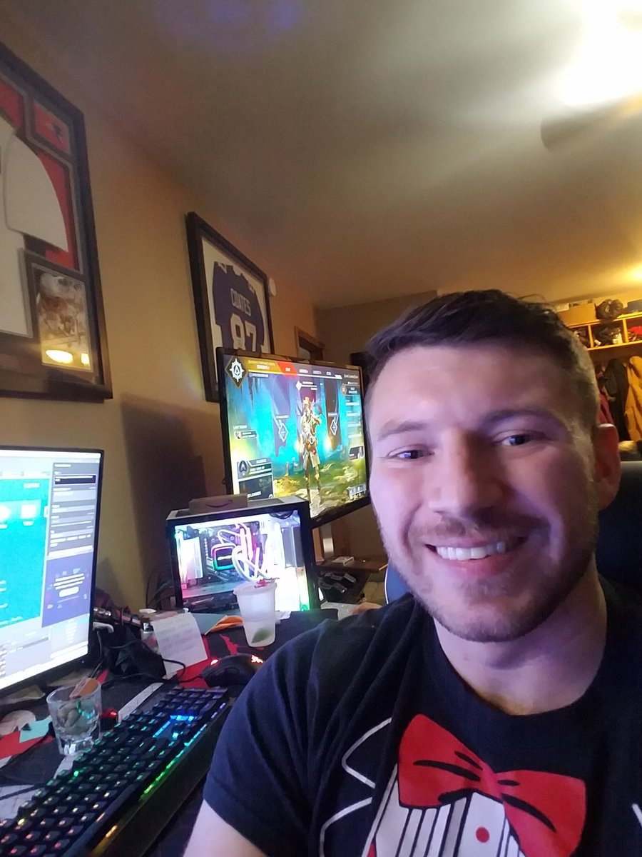JetMcClouda's tweet photo. Fresh hair cut to go with some fresh CLAPS! Apex stream tonight!  https://t.co/oJHp7eVT1H https://t.co/J0yta01cLt