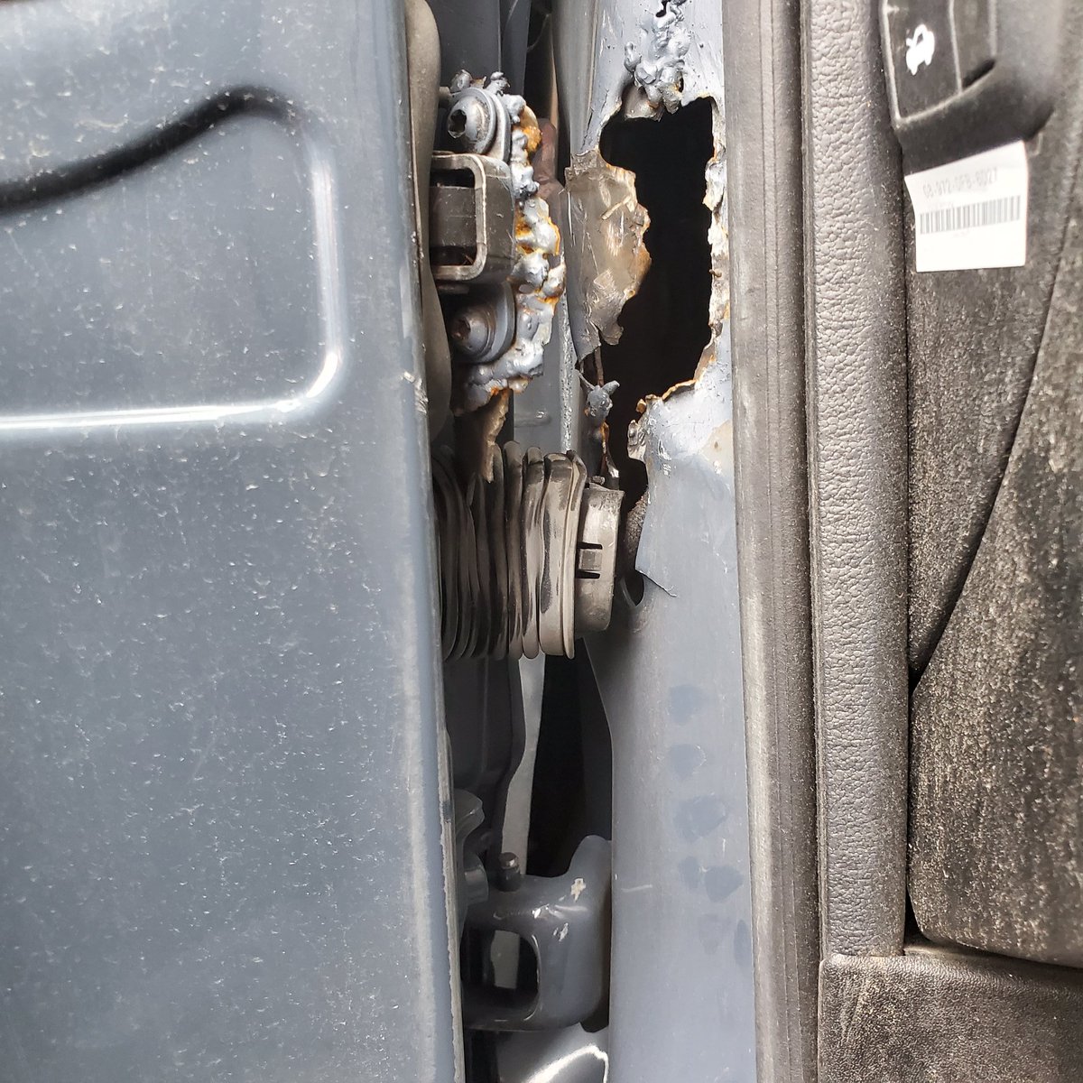 EdenLake's tweet photo. 30k miles, yet another complete failure of the A pillar in a 2019 @dodge @RamTrucks #promaster #cargovan #lemonlaw #recallneeded @dodgecares @FiatChrysler_NA @Chrysler #notarealworkvan https://t.co/dMNdgsynet