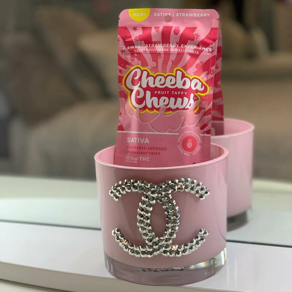 EmberzBrand's tweet photo. A girls best friend 💋#Muzeum #Emberz #CuratedCollective #FollowTheFly #LightUpYourDay #CheebaChew https://t.co/I3MxWo0kmu https://t.co/fmmiWK2Qpn