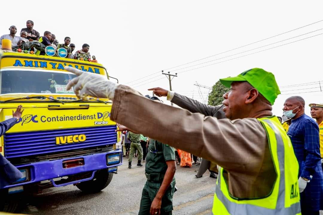 Jigawa_Connect's tweet photo. #GrowJigawa

Ganduje arrested and fined 10 vehicles forcing themselves into Kano from JIGAWA. 

Toh ga irinta nan. Mu dawo mu gina Jihar Jigawa. https://t.co/EHTdYZVj0u