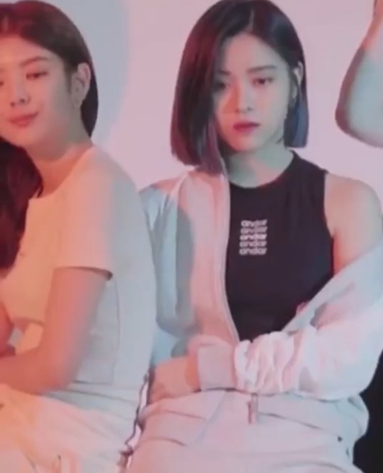 redmei69's tweet photo. Do you see what I see 🤭😘 #ryujin #lia #itzy #ryujisu #ryulia https://t.co/OrKqcyV2Kv