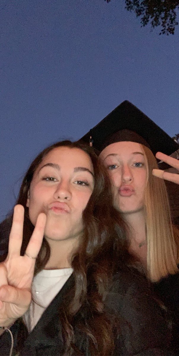 HaywardLorel's tweet photo. Congrats @viviannroberts love you endlessly!! https://t.co/JxvxuIMhMq