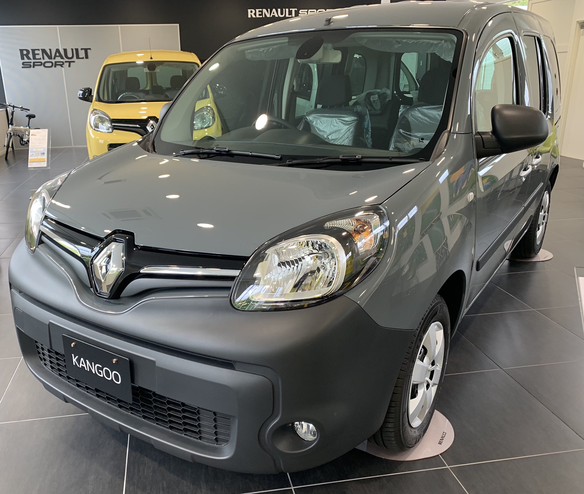 ルノー神戸 皆さまこんにちは カングーの限定車クルールの登場です 今回は人気のモダングレー グリ アーバンというお色です ブラックバンパーがよく合っていますね 限定0台です お早めに T Co Aq6nyxov0m Twitter
