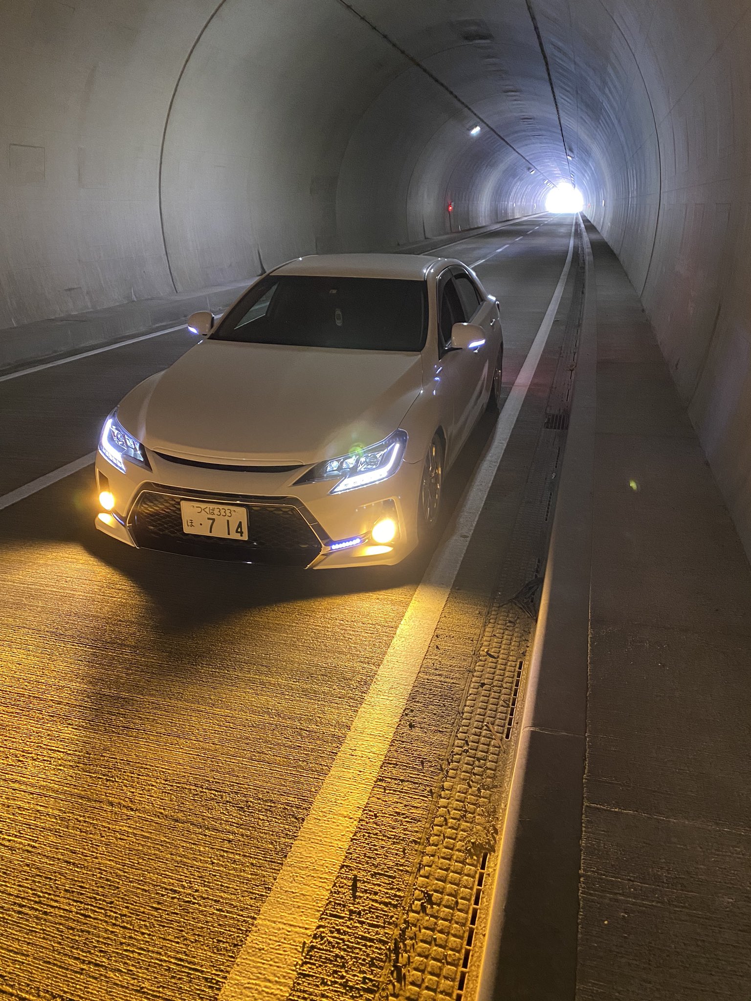 ヒロキ Iphone画質良いけど車撮ると光が反射するのがな Iphoneで上手く撮れる方法ないのかな マークx 愛車撮影 トンネル T Co 9zgp5mv4hu Twitter