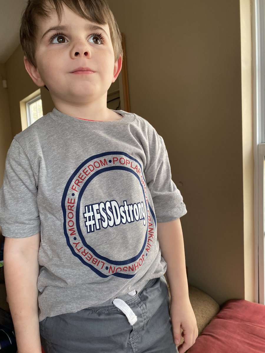ofamilyof5's tweet photo. Took this kiddo to take a pic at his future school, got to watch all of the @fssdLES teachers come through our neighborhood, and our #fssdstrong shirts came in today! We can’t wait for this kid to start Kindergarten! #futurelibertylion ! https://t.co/YrqNDbslsp