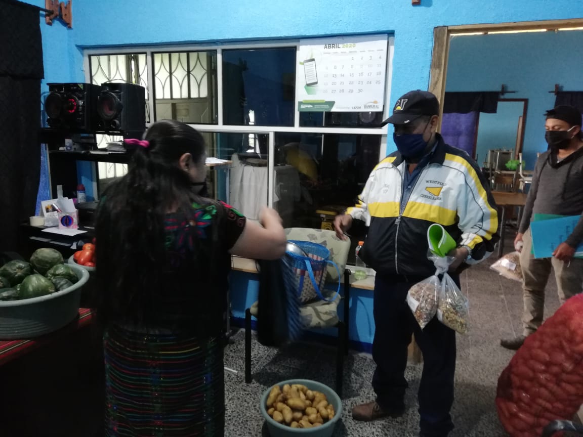 asopedi's tweet photo. La Escuela Educación Especial del Maestro Fermín entrego a las madres de los alumnos, materiales didácticos para que los alumnos puedan seguir la formación desde sus casas. Se entrego bolsa de víveres suministrada por la organización ConstruCasa de Guatemala y donantes anónimos. https://t.co/VMktUg9ypl