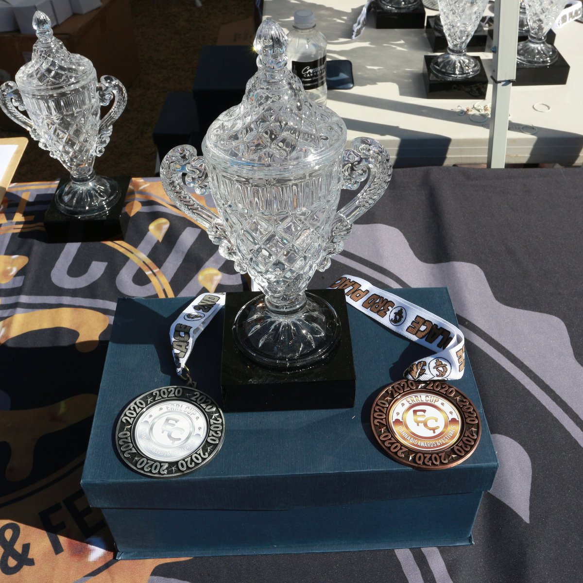 errlcup's tweet photo. Who's going to win the #ErrlCup?!? 🏆 Only you can decide!! 😎 Don't miss tomorrows deadline to be a judge or enter the competition!! 💨 https://t.co/8t12GEuGs8 
.
#wax #shatter #kush #420 #mmj #azmmj #710 #cannabiscommunity #cannabisculture #oil #edibles #safemeds #medicalpot https://t.co/hWwBTSWCwW