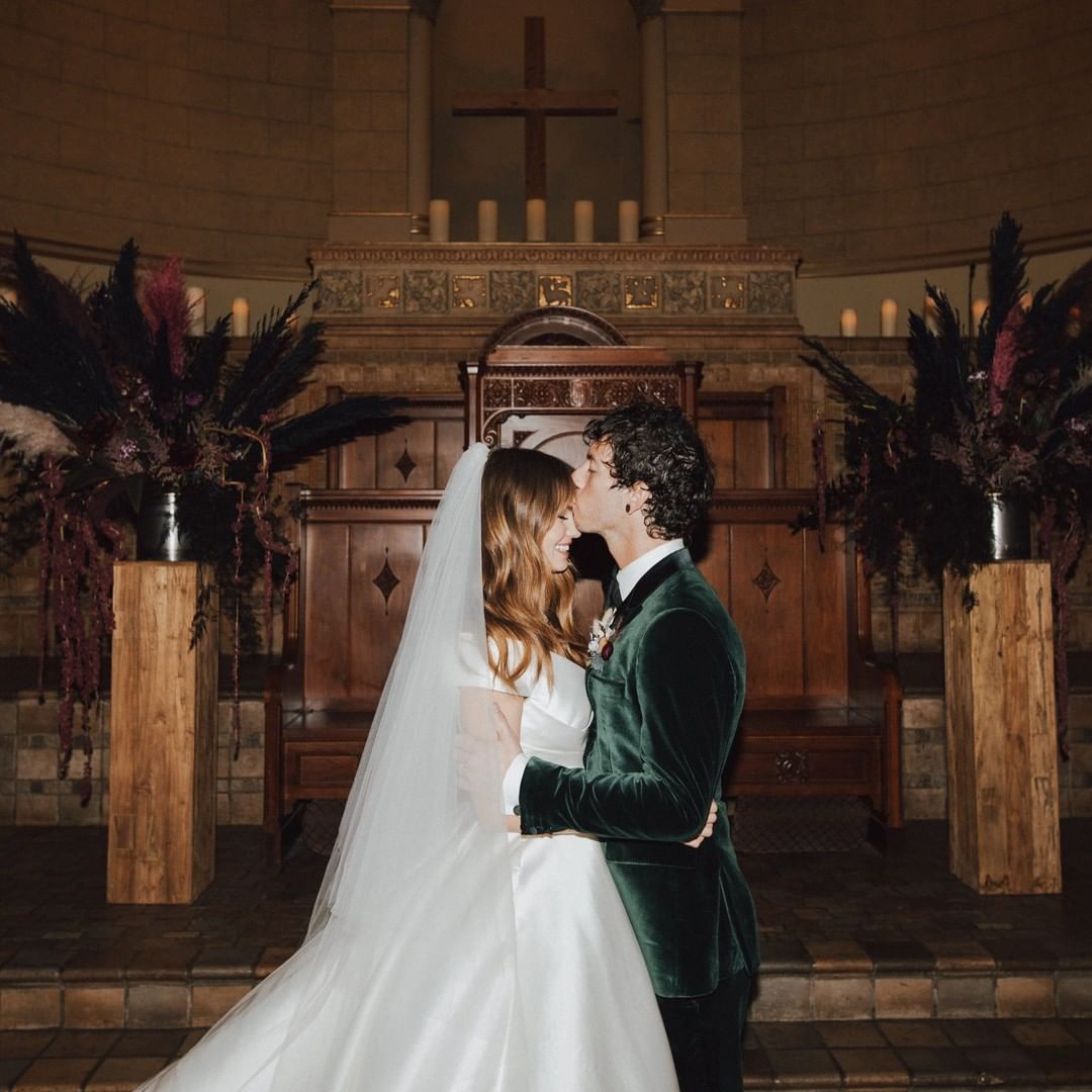 MaslowRecords's tweet image. Las fotos de la boda de Josh Dun y Debby Ryan salvaron el 2020.
