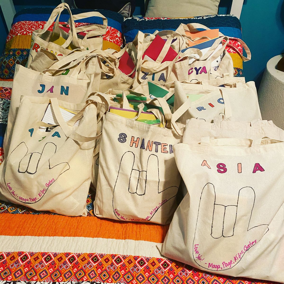 MilwaukeeMPS's tweet photo. Milwaukee Sign Language School w/ the support of family, friends, & the community, Ms. Maga was able to raise over $1,000 to provide the middle school Deaf/hard of hearing students w/ care packages during the closure. Thank you to everyone who donated to this project. #MSPProud https://t.co/hFRDbwBl3C