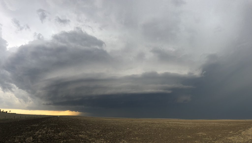 StormWarriorsTV's tweet photo. Classic supercell just northwest of Ulysses, KS 6:45pm @NWSDodgeCity https://t.co/pqVWeppttD