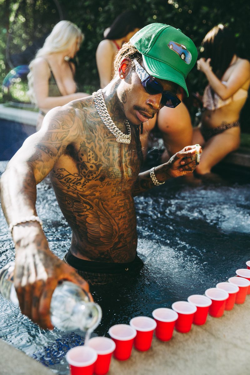 McQueenVF's tweet photo. .@wizkhalifa knows the vibes #McQueenVioletFog https://t.co/6JEcgrRIEx