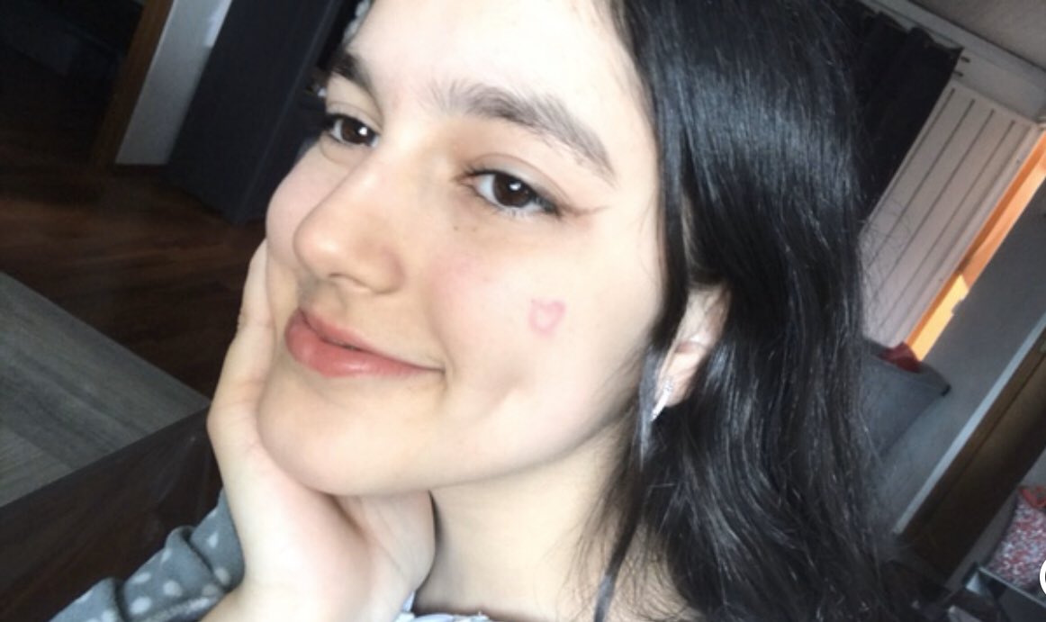 madquins_'s tweet photo. Linda tarde noche para todos, les comparto esta foto que me tomé cuándo mi hermana me maquilló porque me ganó jugando “Conecta 4” (es un juego de mesa) jiji ❤️ https://t.co/5texlr8upS