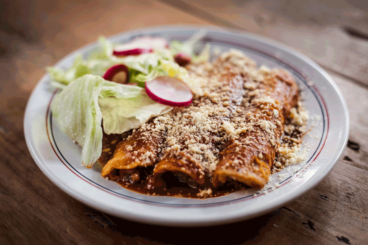 Las de Colima son las únicas enchiladas dulces de México. Surgen en el contexto de las haciendas cañeras, donde los patrones pidieron a sus cocineras que incluyeran la panocha y el chocolate en el mole para usarlo como platillo de fiesta.

Pídenos por DM la receta.