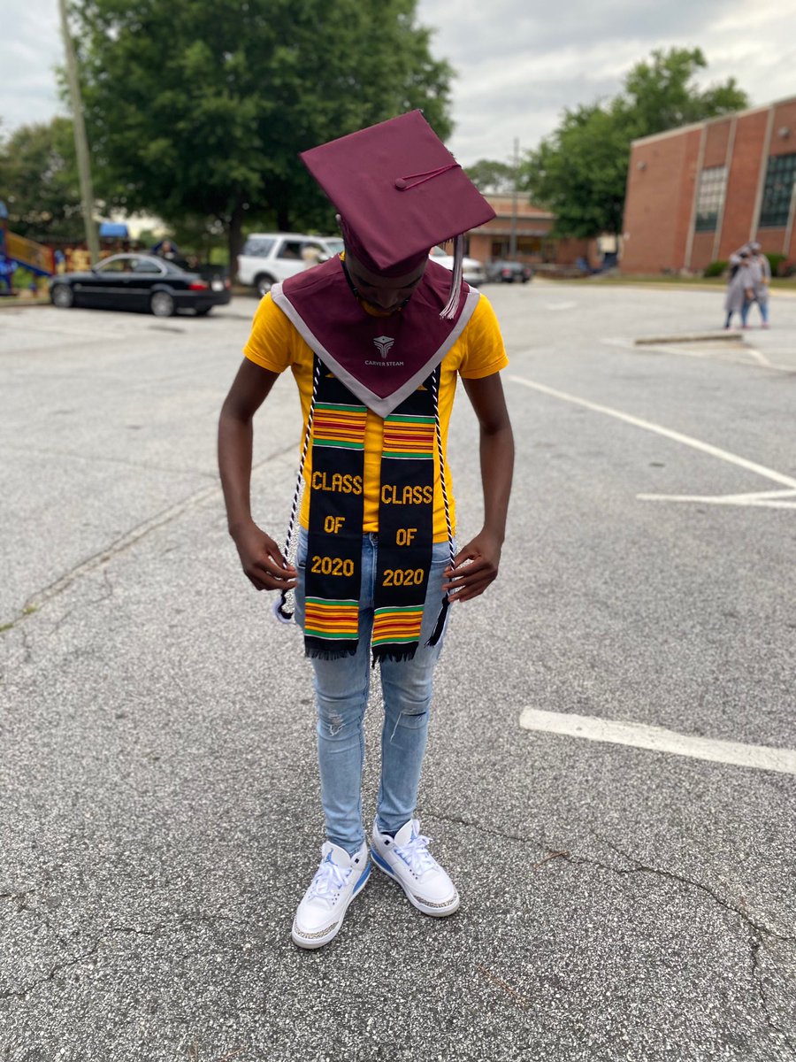 derikalashay's tweet photo. #NiggaWeMadeIt❤️ #C/O2020🗣 #ILookAMess😂 #ITSUPSATURDAY🎉 https://t.co/giyjJe0QGO