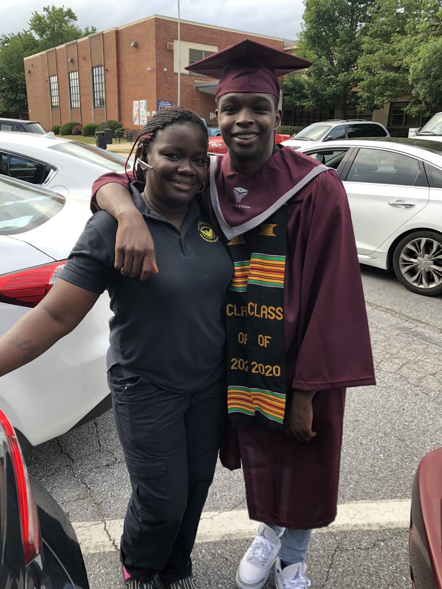 derikalashay's tweet photo. #NiggaWeMadeIt❤️ #C/O2020🗣 #ILookAMess😂 #ITSUPSATURDAY🎉 https://t.co/giyjJe0QGO