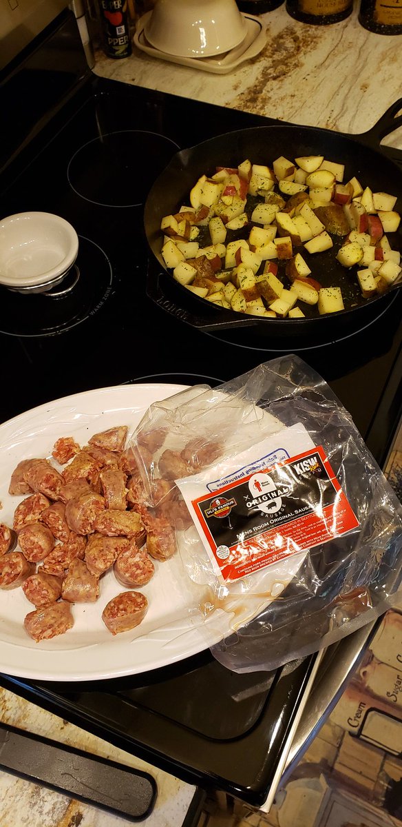VanshackelfordV's tweet photo. @UlisSausage @MensRoomLive @MilesKISW @brig411 Mens Room Sausage and Fried Taters For Dinner!! https://t.co/IltOm7O0Kv