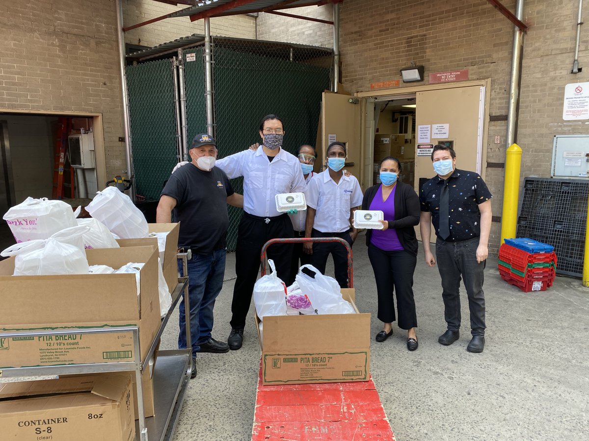 QnsBPRichards's tweet photo. 955 more meals delivered over the past two days across @JamaicaHospital, @FHMC_NYC, @StJohnsEpisHosp and @FDNY EMS stations across Queens thanks to Warung Jancook, @KingSouvlaki, KINI, @MakinaCafe, Brazilicious and the @QnsNightMarket on Days 33 and 34 of #FuelTheFrontlines https://t.co/53K35iazjb