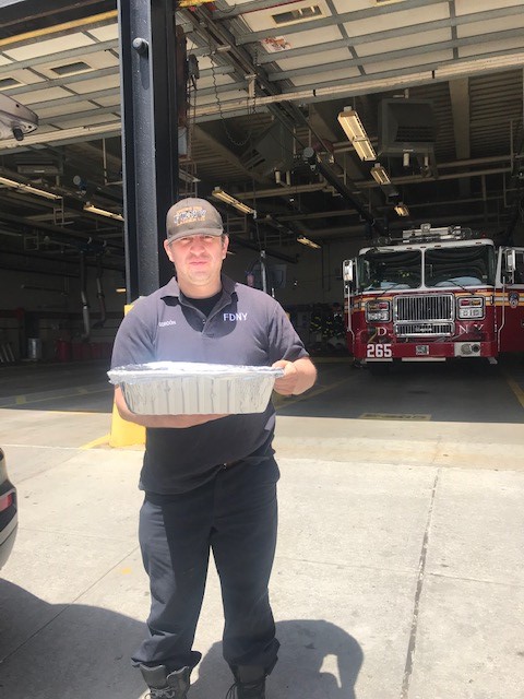 QnsBPRichards's tweet photo. 955 more meals delivered over the past two days across @JamaicaHospital, @FHMC_NYC, @StJohnsEpisHosp and @FDNY EMS stations across Queens thanks to Warung Jancook, @KingSouvlaki, KINI, @MakinaCafe, Brazilicious and the @QnsNightMarket on Days 33 and 34 of #FuelTheFrontlines https://t.co/53K35iazjb